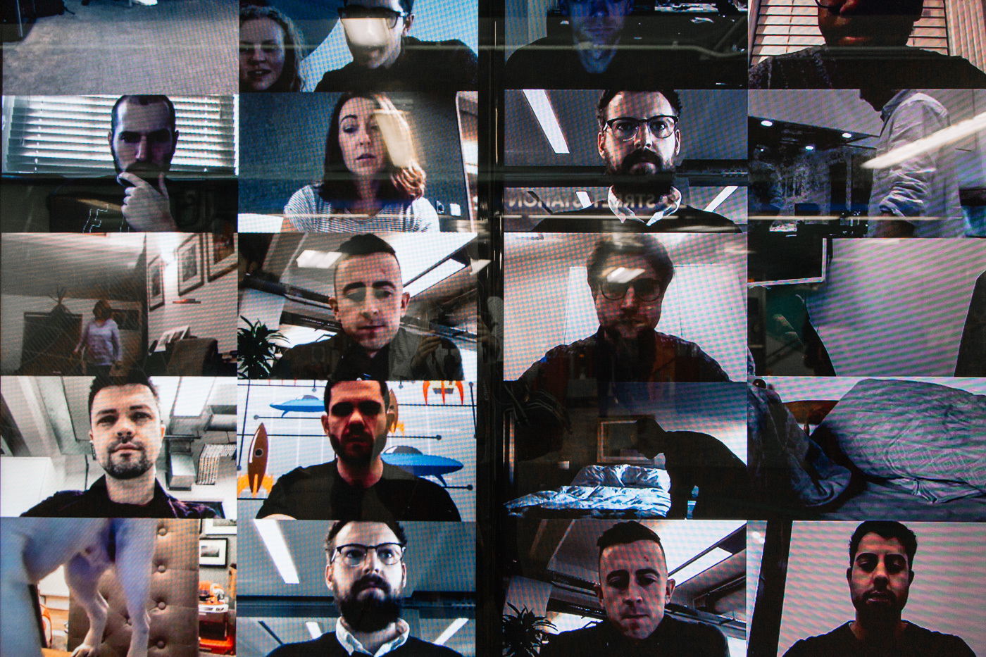 Pop-up Netflix - Black Mirror à Old Street Station, Londres. Ecrans de surveillance avec des visages.