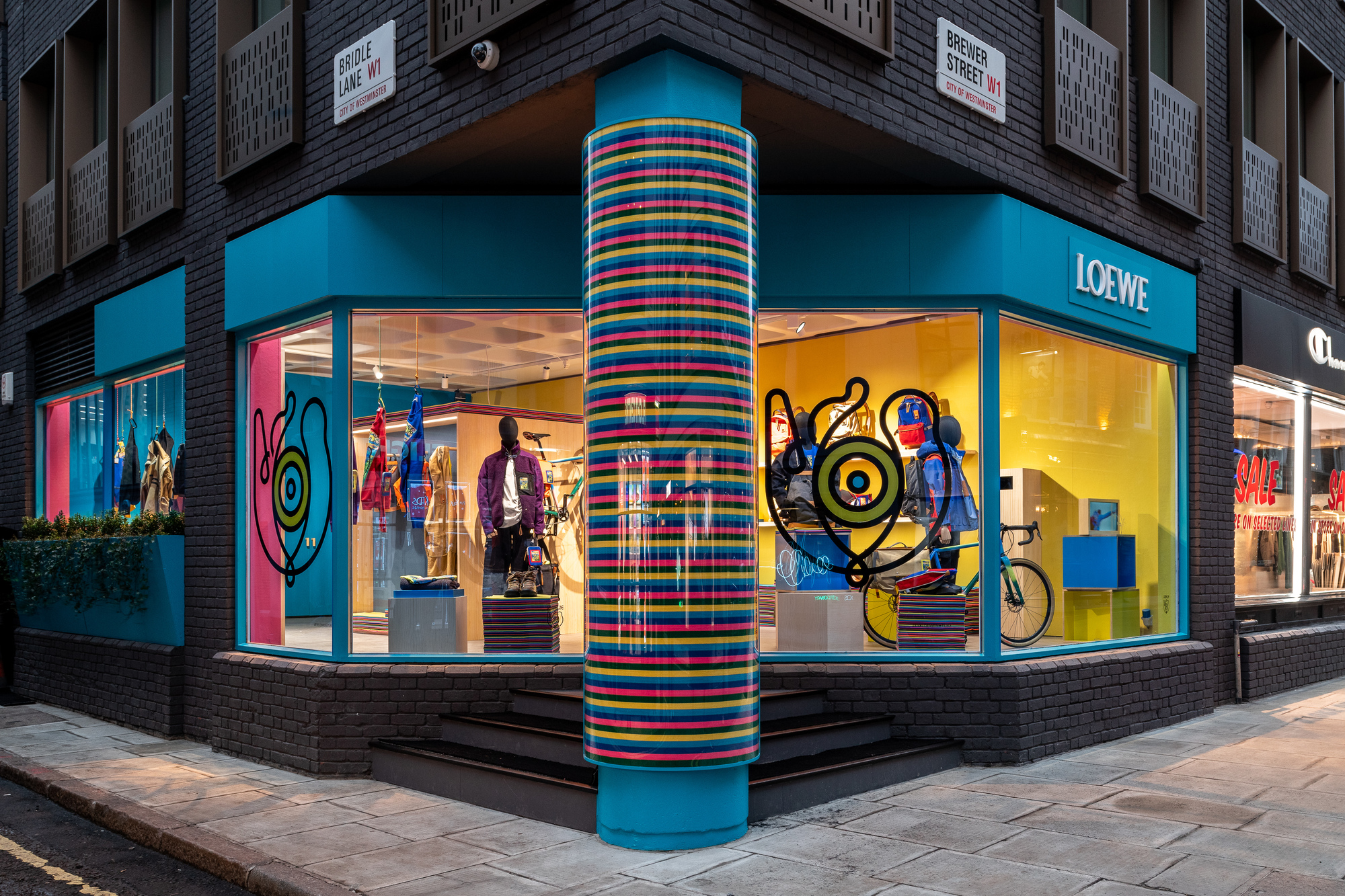 Loewe, pop up, how to build a pop up, London pop up, things to see in London, short-term retail,